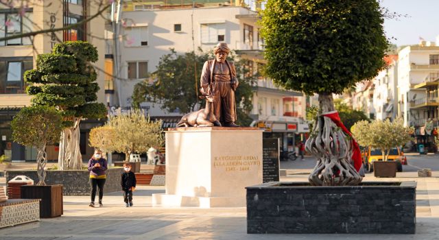 Alanya’nın fethinin 800.yılında Kaygusuz Abdal heykeli Hacet meydanına yerleştirildi