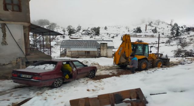 Yayla yollarında mahsur kalan vatandaşların yardımına Alanya belediyesi ekipleri yetişti