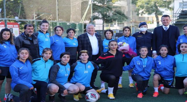 KAYMAKAM ÜRKMEZER VE BAŞKAN ŞAHİN’DEN KADIN FUTBOLCULARA MORAL ZİYARETİ