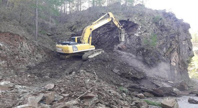 ALANYA’DA YAĞIŞ SONRASI BOZULAN YOLLARA BAKIM