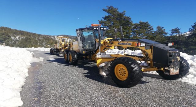 Taşatan yolu’nda tuzlama çalışması