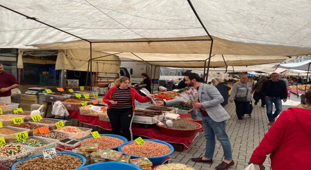 AK GENÇLER KADINLARA ÇİÇEK VERDİ