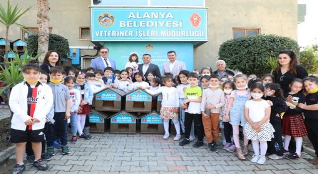 ALANYA BELEDİYESİ OKULLARA VE HAYVANSEVERLERE KEDİ EVİ DAĞITTI