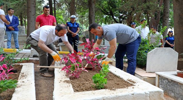 BAŞKAN YÜCEL’DEN BAYRAM ÖNCESİ MEZARLIĞA ZİYARET