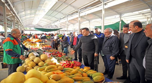 BAŞKAN YÜCEL SALI PAZARINDA ESNAFLARLA BULUŞTU