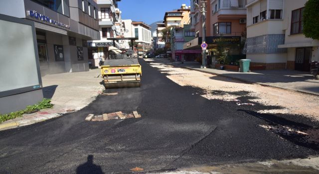 ASFALT YENİLEME ÇALIŞMALARI LALE SOKAK’TA DEVAM EDİYOR