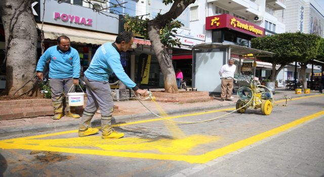 ALANYA BELEDİYESİ DURAK ÖNLERİNİN BOYASINI YENİLİYOR