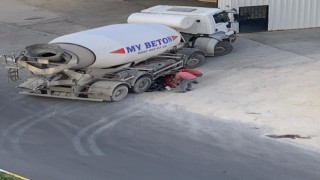 Beton mikserinin altında kalan motosiklet sürücüsü yara almadan kurtuldu