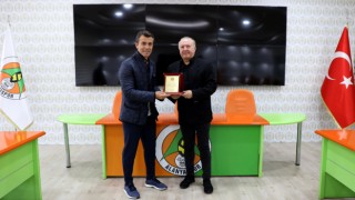 Hoca Bülent Korkmaz İle yolları ayıran Alanyaspor ‘dan Korkmaz’a plaket