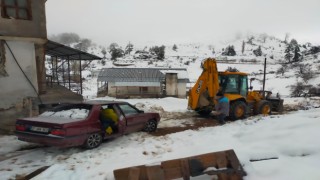 Yayla yollarında mahsur kalan vatandaşların yardımına Alanya belediyesi ekipleri yetişti