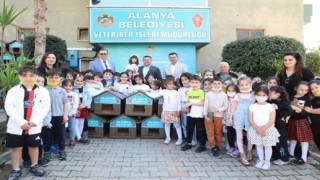 ALANYA BELEDİYESİ OKULLARA VE HAYVANSEVERLERE KEDİ EVİ DAĞITTI