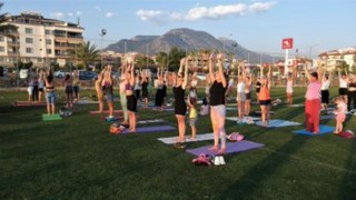 ALANYA DA YAŞAYAN VATANDAŞLAR YOGA ETKİNLİĞİNDE BULUŞTU