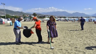 ALANYA BELEDİYESİ PLAJDA DENİZ ÇÖPLERİ İZLEME PROGRAMI KAPSAMINDA KATEGORİZE ÇALIŞMASI YAPTI